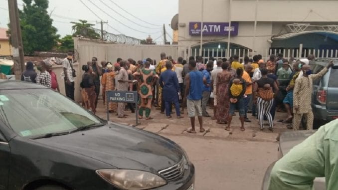 Real reason why Nigerian banks are overcrowd with no physical distancing