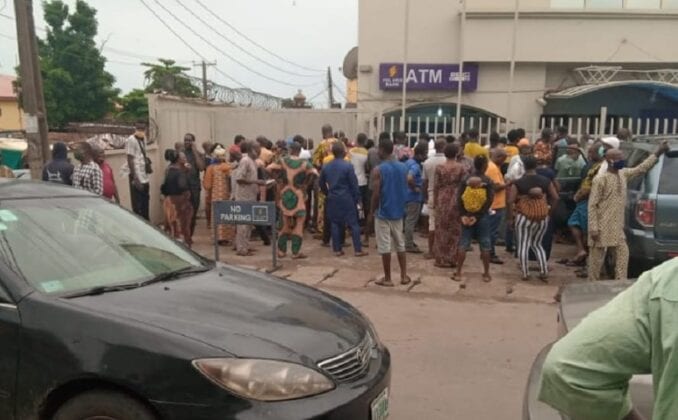 Real reason why Nigerian banks are overcrowd with no physical distancing